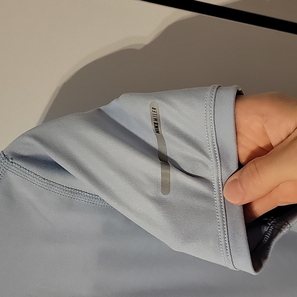 Nike top - Picture 3 of 5